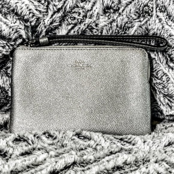 NWOT - COACH SILVER/SILVER CORNER ZIP WRISTLET (F21070) - Picture 1 of 3
